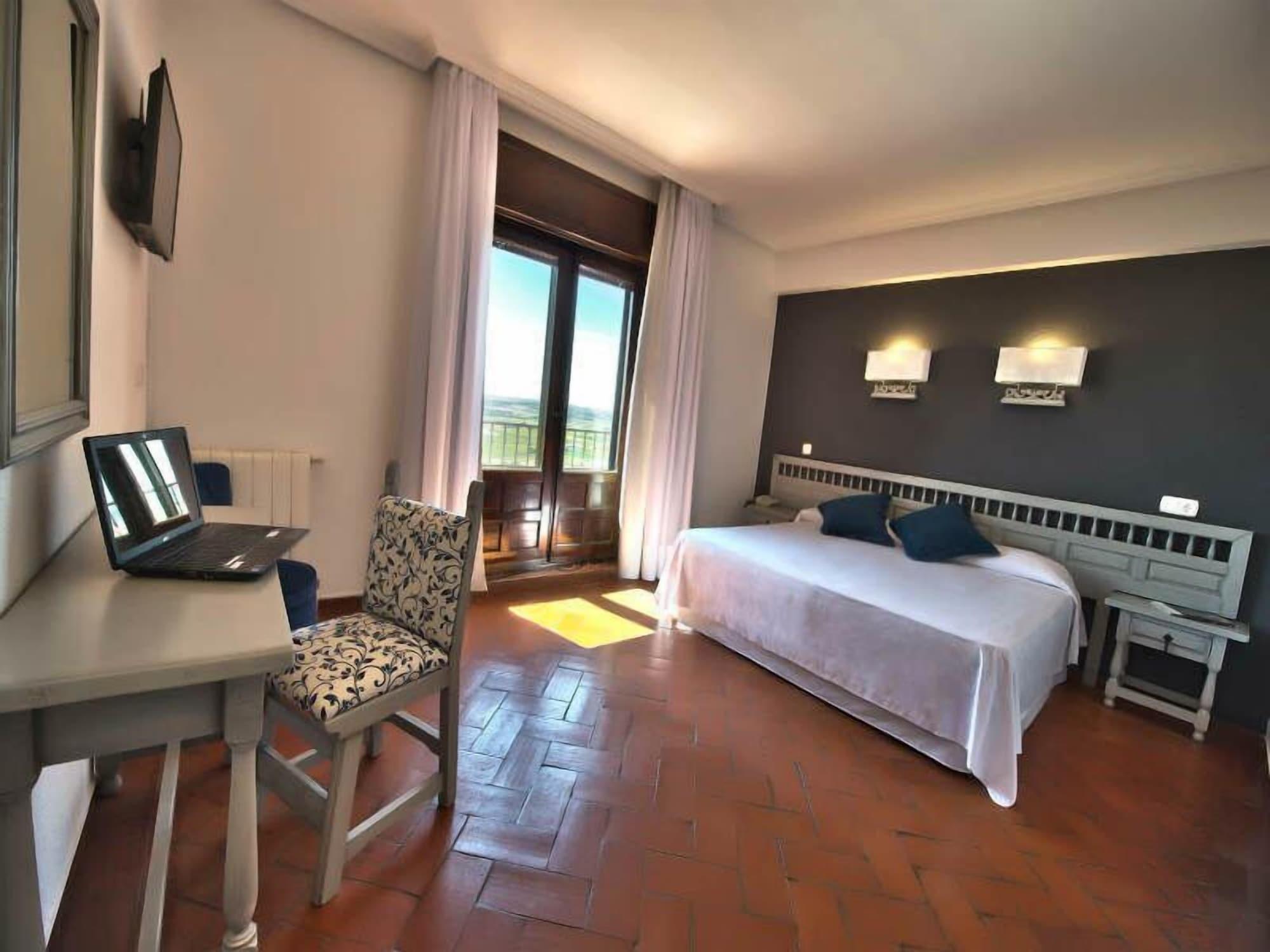 Hospedium Hotel Juan II Toro Bagian luar foto