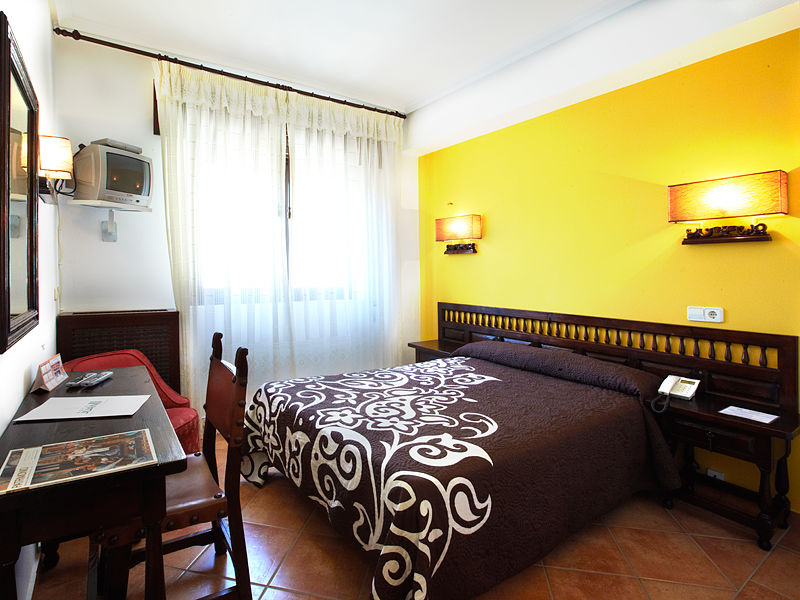 Hospedium Hotel Juan II Toro Bagian luar foto