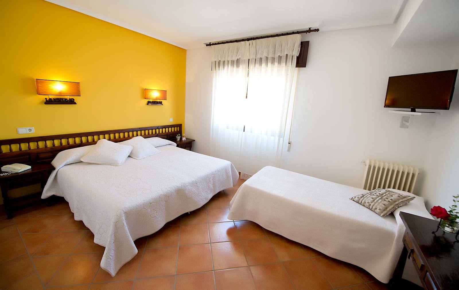 Hospedium Hotel Juan II Toro Bagian luar foto
